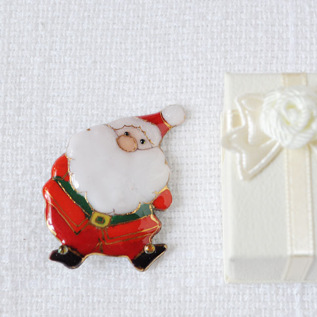 キュートなサンタクロース(2)の七宝焼ブローチ【受注制作】