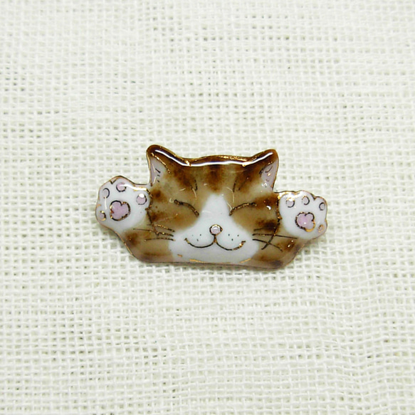 ねこ（バンザイ茶トラ2016）の七宝焼ミニブローチ 【受注制作