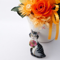 サバトラ猫（バラの花）の七宝焼ブローチ【受注制作】 2枚目の画像