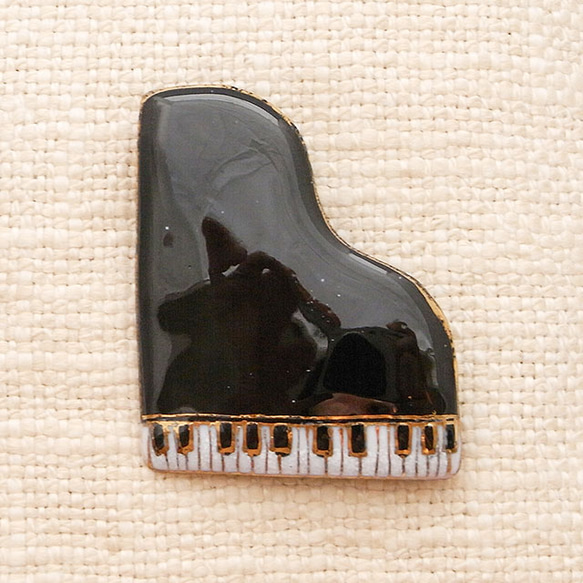 ピアノ[黒]の七宝焼ブローチ【受注制作】 3枚目の画像