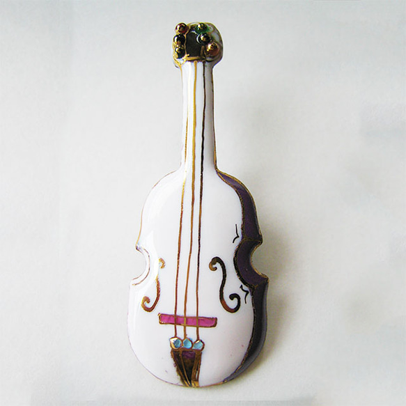 バイオリン（白）の七宝焼ブローチ【受注制作】 1枚目の画像