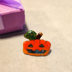 ハロウィンのカボチャランタン（C）の七宝焼ピンブローチ（ピンバッジ）【受注制作】 1枚目の画像