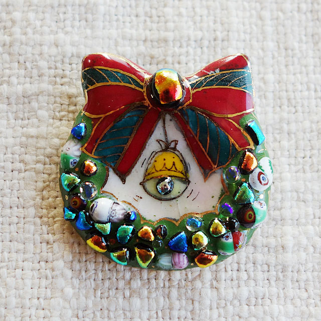 クリスマスリース＆ベル（1）の七宝焼ブローチ【受注制作】