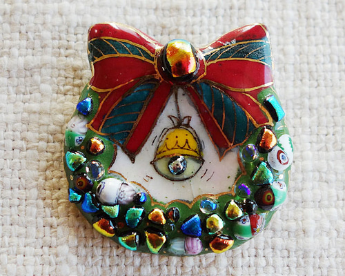 リースのブローチ クリスマスブローチ・鮮やかなクリスマスリースのブローチ』 | iichi