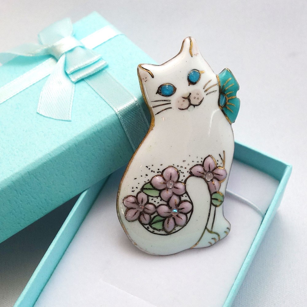 ねこ（お花と白猫2019）の七宝焼ブローチ【受注制作】
