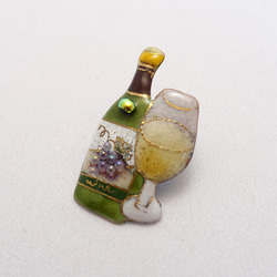 ワインボトル＆グラス（白）の七宝焼ピンブローチ（ピンバッジ）【受注制作】 2枚目の画像