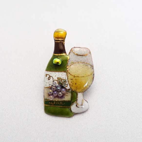 ワインボトル＆グラス（白）の七宝焼ピンブローチ（ピンバッジ）【受注制作】 4枚目の画像
