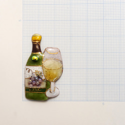 ワインボトル＆グラス（白）の七宝焼ピンブローチ（ピンバッジ）【受注制作】 7枚目の画像
