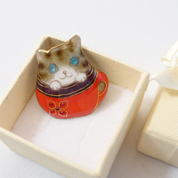 ねこの七宝焼ピンブローチ(ピンバッジ) ティーカップ猫【受注制作】 1枚目の画像