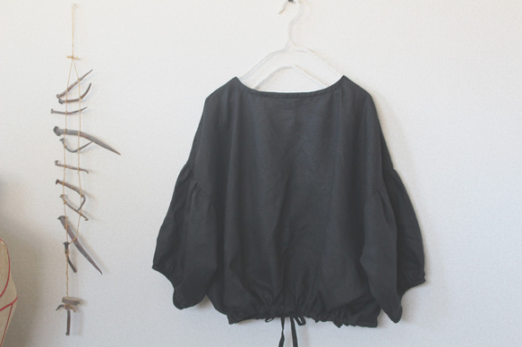 フレンチリネン・ブラック　裾ギャザープルオーバー 2枚目の画像