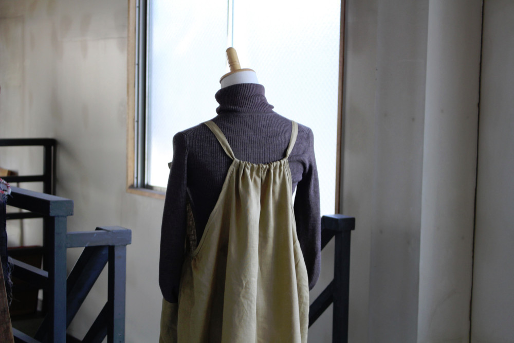 エプロンワンピース　脇ギャザー入りのゆったりサイズ