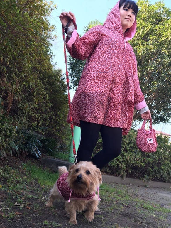 WLC1815-P　與毛孩雨天散步專用寵物親子裝　完全防水　粉色系豹紋　寵物親子裝 第2張的照片