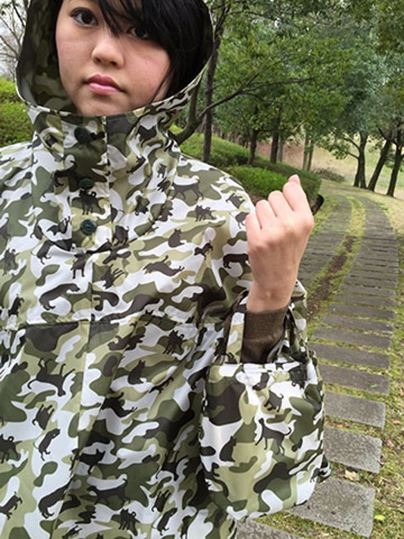 WPG1825-L  女用單品 披風雨衣 完全防水 森林綠 附毛孩剪影迷彩圖案  寵物親子裝 第5張的照片