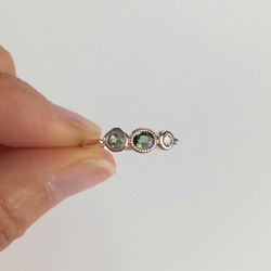 ＜1点モノ＞グリーンサファイア×2・ダイヤモンドの3石リング　K10 5枚目の画像