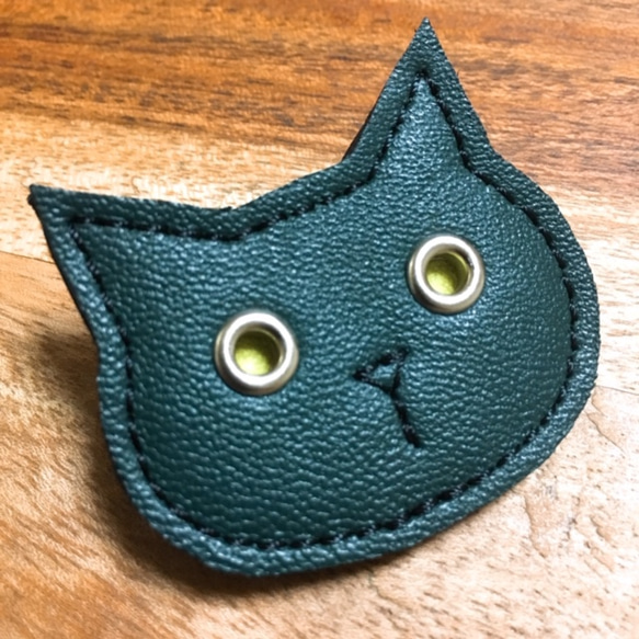 緑の猫さんブローチ 1枚目の画像