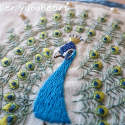 孔雀の刺繍アート 1_379445bf7eb7106045b1c1a2a3c2