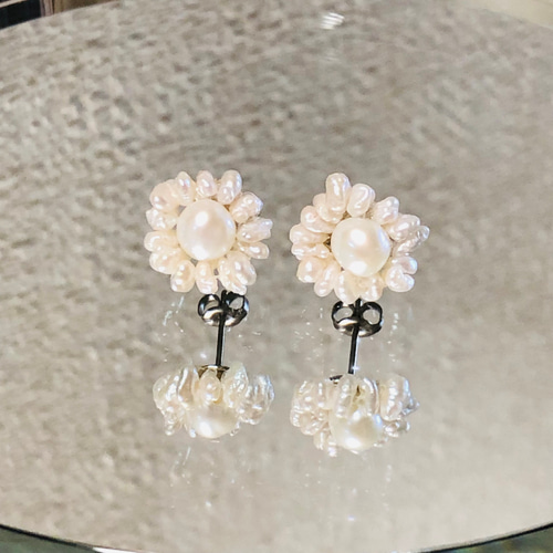 小さな淡水パール集まったピアス(チタン)一点のみ ピアス（スタッド 