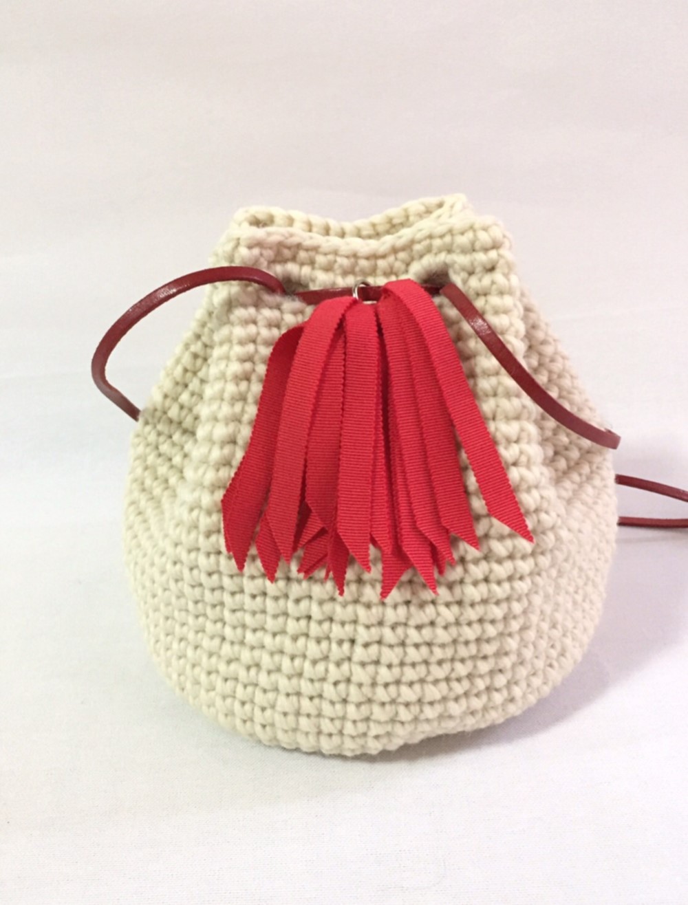 ウールタッセル巾着バッグ『Ｃｏｒｏｎ ♈』オフホワイト×レッド