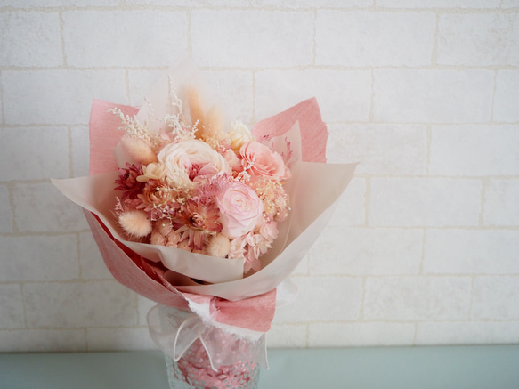 ミニブーケ*プリザーブドフラワー 花束 そのまま渡せるギフトバッグ付き：ピンク 2枚目の画像