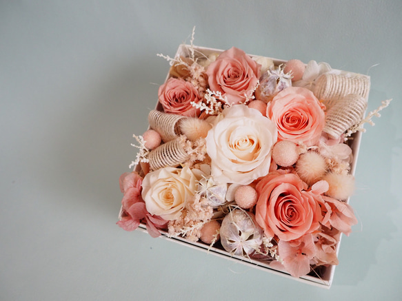 そのまま飾れる プリザーブドフラワーのボックスアレンジ box arrangement：ピンク 2枚目の画像