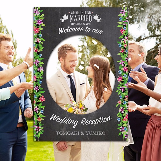 ウェディングフォトブース  ナチュラル 華やかな雰囲気の コーラルピンクのドレス。 . 袖付きの上品な