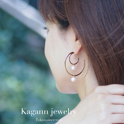 【受注制作】DOUBLE MOON hoop earrings〈pearl〉 4枚目の画像