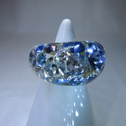 夏にお勧め　爽やかなブルーのキラキラレジンのリング 2枚目の画像