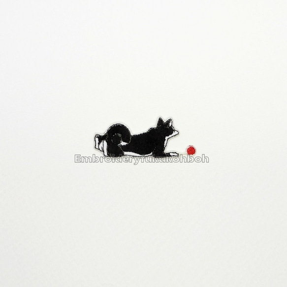赤いボールと犬　刺繍ワッペン　犬ワッペン　柴犬　雑種 1枚目の画像