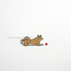 赤いボールと犬　刺繍ワッペン　犬ワッペン　柴犬　雑種 2枚目の画像