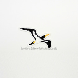 風を切って飛ぶ海鳥　刺繍ワッペン 1枚目の画像