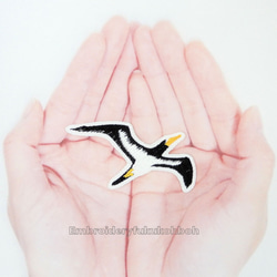 風を切って飛ぶ海鳥　刺繍ワッペン 3枚目の画像