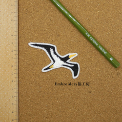 風を切って飛ぶ海鳥　刺繍ワッペン 5枚目の画像