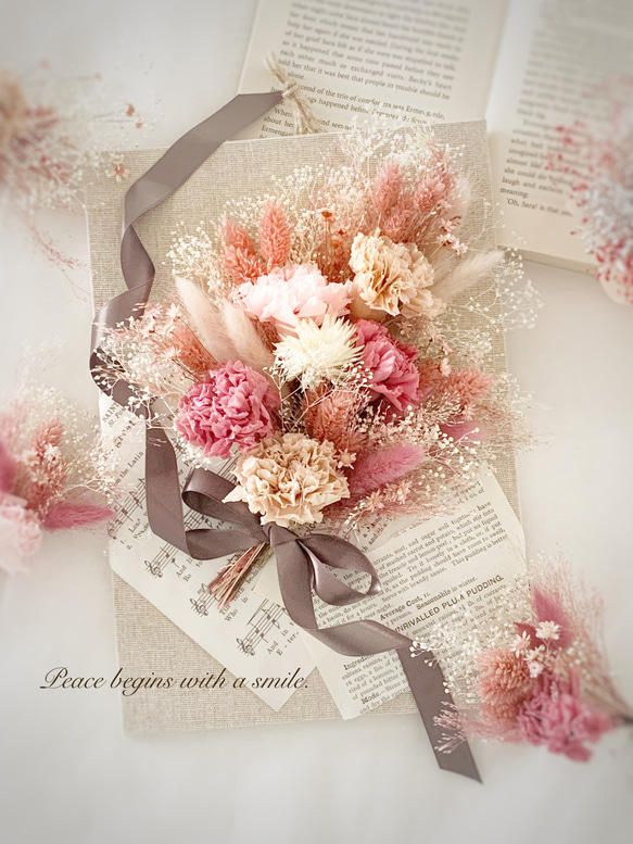 再販】くすみカラーの額の中のプリザーブド・ドライフラワーの花束