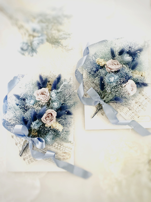 ブルーくすみカラー額の中のプリザーブドと、ドライフラワーの花束 2枚目の画像