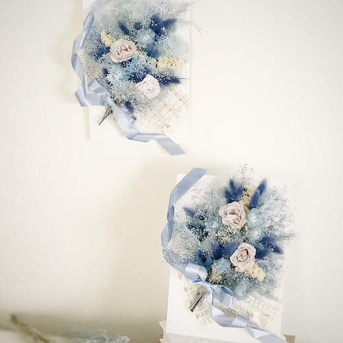 ブルーくすみカラー額の中のプリザーブドと、ドライフラワーの花束