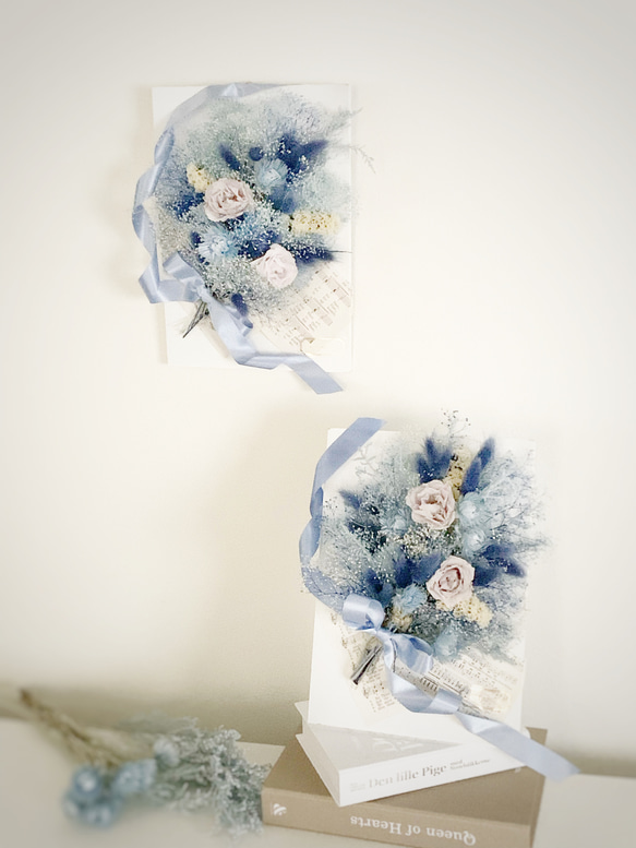 ブルーくすみカラー額の中のプリザーブドと、ドライフラワーの花束 3枚目の画像