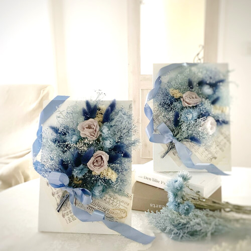 ブルーくすみカラー額の中のプリザーブドと、ドライフラワーの花束