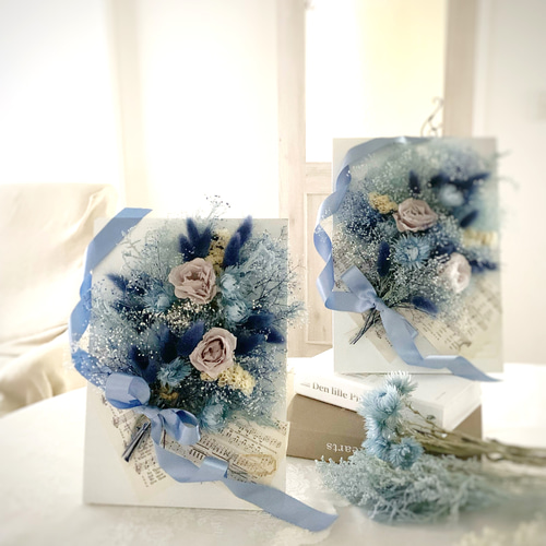 ブルーくすみカラー額の中のプリザーブドと、ドライフラワーの花束