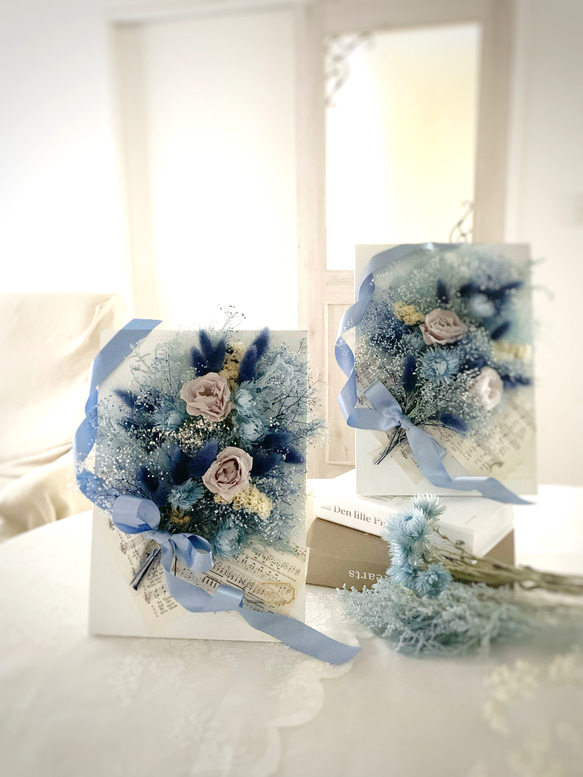 ブルーくすみカラー額の中のプリザーブドと、ドライフラワーの花束 7枚目の画像