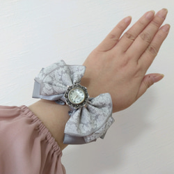 【受注制作】可愛いグレーのケイズリボンウォッチ(腕時計)シュシュタイプ 金属アレルギー対応 2枚目の画像