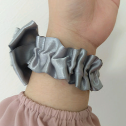 【受注制作】可愛いグレーのケイズリボンウォッチ(腕時計)シュシュタイプ 金属アレルギー対応 3枚目の画像