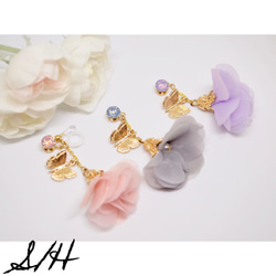 【在庫処分SALE】 蝶々×チュールスカートみたいなフラワータッセル ガーリーなイヤリング 3枚目の画像