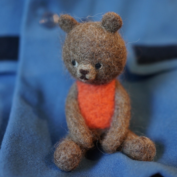 羊毛ニードルフェルト ふたつとないオリジナルデザインのキャラクター ウーリードーリー/オレンジベストのクマちゃん 2枚目の画像