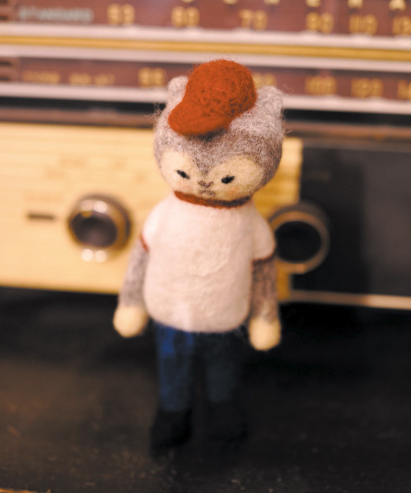 羊毛ニードルフェルト ふたつとないオリジナルデザインのキャラクター ウーリードーリー　ティーシャツキャット 1枚目の画像