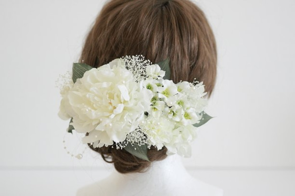 白いお花と小花、あじさいの髪飾り 3枚目の画像