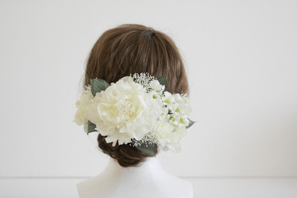 白いお花と小花、あじさいの髪飾り 4枚目の画像