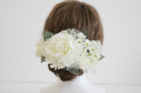 白いお花と小花、あじさいの髪飾り 2枚目の画像