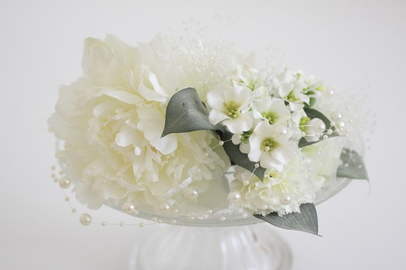 白いお花と小花、あじさいの髪飾り 5枚目の画像