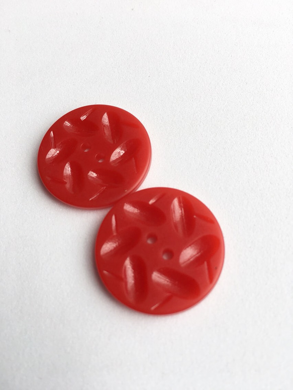 ☆再販☆ 真っ赤なトマト色ボタン 2.2cm アメリカヴィンテージ 2枚目の画像