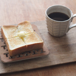 【パン皿】ブラウン　＊トーストをしたパンを蒸れないようにしてくれるお皿（受注生産） 1枚目の画像